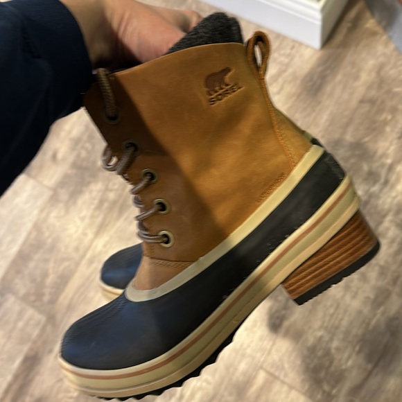 Waterproof SOREL boots - Picture 2 of 3